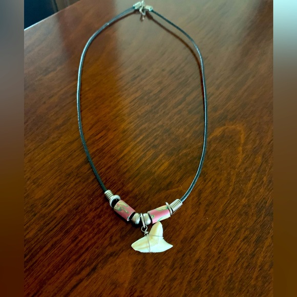 Necklace Shark Tooth - Picture 1 of 5